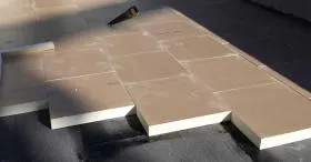 3 techniques d'isolation des toitures plates 