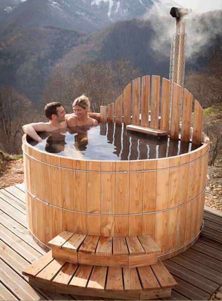 Spa extérieur en bois avec poêle intégré - Spa, jacuzzi, sauna et hammam. Spa extérieur en bois avec poêle intégré - Spa, jacuzzi, sauna et hammam.