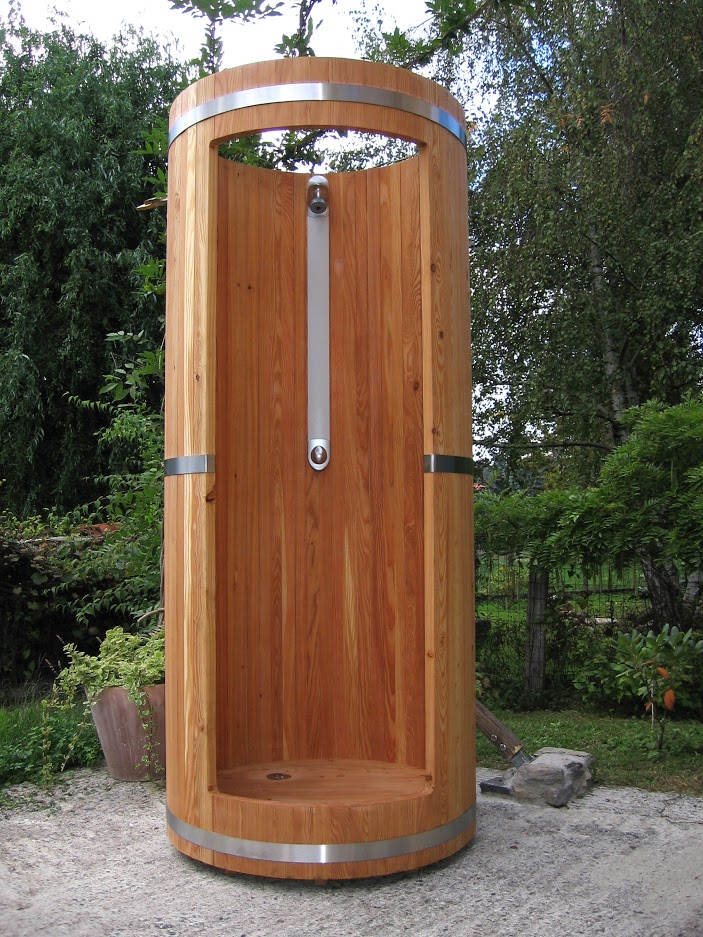 Cabine de douche extérieure en bois - Spa, jacuzzi, sauna et hammam. Cabine de douche extérieure en bois - Spa, jacuzzi, sauna et hammam.