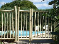Barrière de piscine en bois - Aménagements d`extérieur et du jardin Barrière de piscine en bois - Aménagements d`extérieur et du jardin